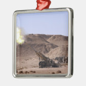 Vlammen en rook komen uit de muilmond. metalen ornament (Links)