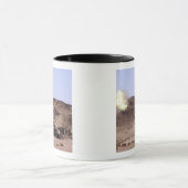 Vlammen en rook komen uit de muilmond. mok (Midden)