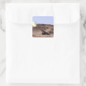 Vlammen en rook komen uit de muilmond. vierkante sticker (Tas)