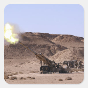 Vlammen en rook komen uit de muilmond. vierkante sticker