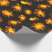 Vlammen en vuurballen op zwart cadeaupapier (Hoek)