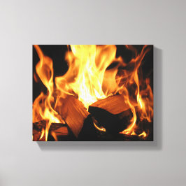 Vlammen op brandende houtblokken canvas afdruk