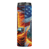 Vlammende semi-truck met Amerikaanse vlag Thermosbeker (Achterkant)