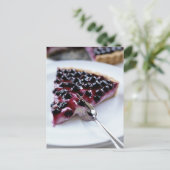 Vlees dat bosbessen snijdt op bord briefkaart (Staand voorkant)