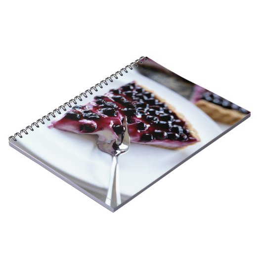 Vlees dat bosbessen snijdt op bord notitieboek (Linkerzijde)