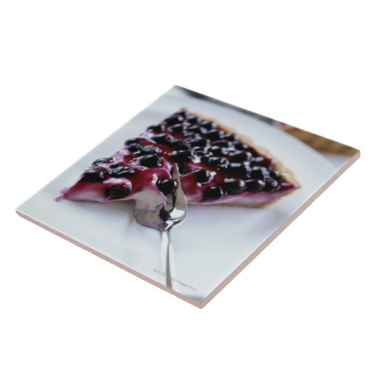 Vlees dat bosbessen snijdt op bord tegeltje (Zijkant)