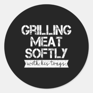 Vlees grillen met zijn tang leuke grillen ronde sticker