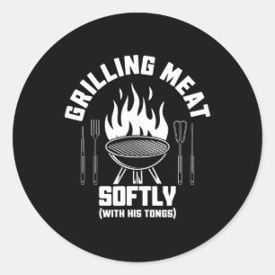 Vlees grillen met zijn tang zachtjes BBQ citaat va Ronde Sticker