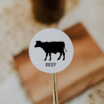 Vleesweddenschap Ronde Sticker<br><div class="desc">Deze stickers voor de keuze van een rundvleesbruiloft zijn perfect voor een ritueel. Het ontwerp bevat een pictogram voor de koe met de onderstaande schaalnaam (optioneel). Kruis deze aan op de voor- of achterkant van je gasten zodat ze de juiste maaltijd bij je receptie krijgen.</div>