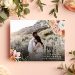Vlentepauzale bruiloft Sparen de Foto van de Datum Aankondigingskaart<br><div class="desc">Een elegante fotobruiloft bespaart de datumaankondigingskaarten perfect voor het thema van de lente bruiloft. Het heeft een ingewikkelde waterverf florale en botanische structuur in perzikkleurige, witte en roze kleuren. Het heeft ook twee monogrammen aan de achterkant en een trouwwebsite om je te personaliseren. ( Foto met dank aan Priscilla op...</div>