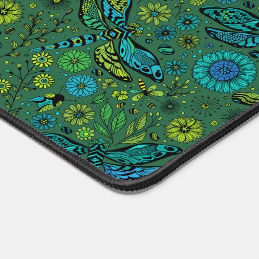 Vlieg een libel op smaragdgroen bureaumat (Hoek)