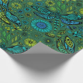 Vlieg een libel op smaragdgroen cadeaupapier (Hoek)