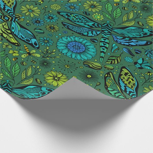 Vlieg een libel op smaragdgroen cadeaupapier (Hoek)