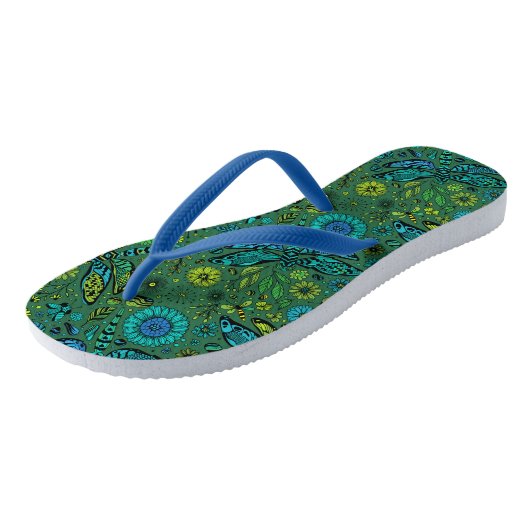 Vlieg een libel op smaragdgroen teenslippers (Schuin)