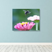 Vlieg van de Bumblebee Canvas Afdruk (Insitu (Houten vloer))