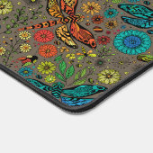 Vlieg, vlieg dragonvlieg op bruin bureaumat (Hoek)