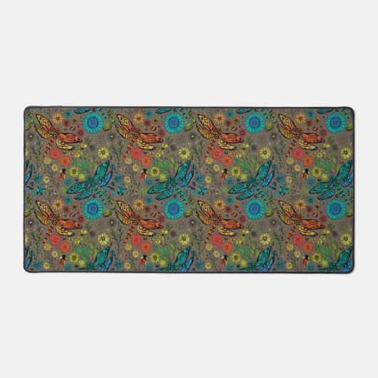 Vlieg, vlieg dragonvlieg op bruin bureaumat (Voorkant)