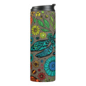 Vlieg, vlieg dragonvlieg op bruin thermosbeker (Gedraaid links)