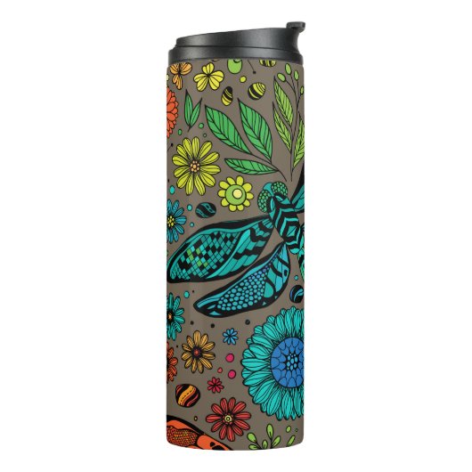 Vlieg, vlieg dragonvlieg op bruin thermosbeker (Gedraaid links)