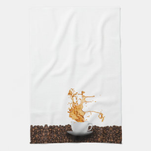 Vliegbeker van koffie met plastic theedoek