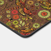 Vliegen, dragonvlieg op kannamonbruin bureaumat (Hoek)