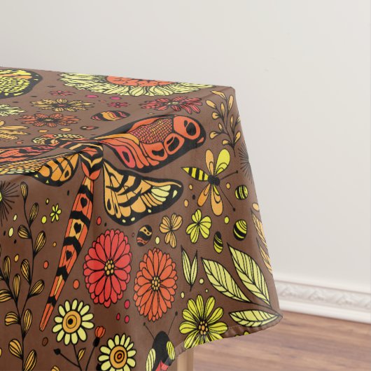 Vliegen, dragonvlieg op kannamonbruin tafelkleed (Voorbeeld)