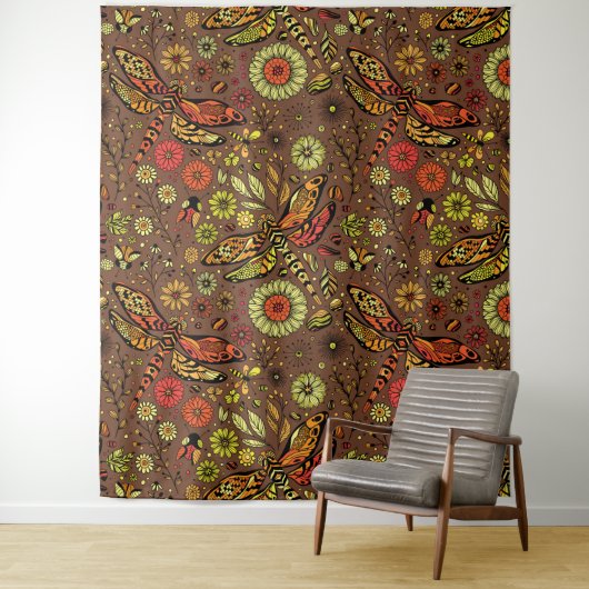 Vliegen, dragonvlieg op kannamonbruin wandkleed (In situ)