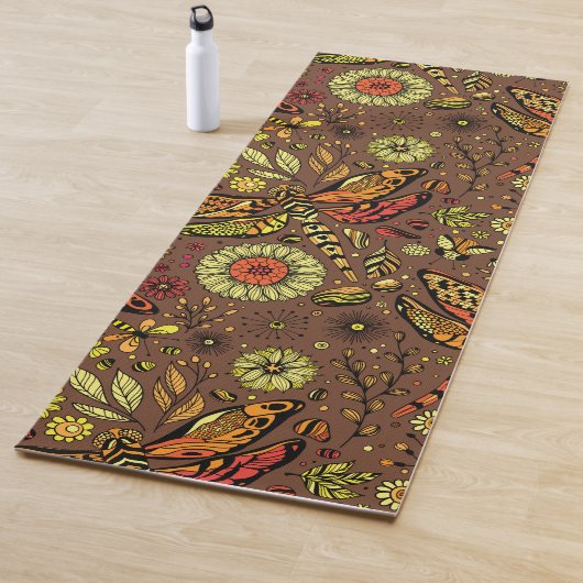 Vliegen, dragonvlieg op kannamonbruin yogamat (In situ)