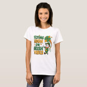 Vliegen hoog op Ierse Vibes St. Patrick's Day T-shirt (Voorkant volledig)