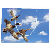 Vliegen Mallard Eenden Met Wolken Voor Verjaardag Groot Cadeauzakje (Achterkant)