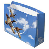 Vliegen Mallard Eenden Met Wolken Voor Verjaardag Groot Cadeauzakje (Achterkant Gekanteld)