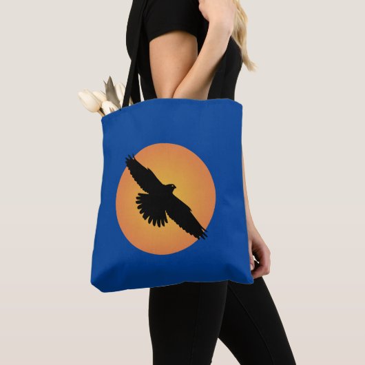 Vliegende arend voor de zon tote bag (Dichtbij)