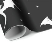Vliegende draken en sterren op zwarte achtergrond cadeaupapier (Rol Hoek)