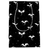 Vliegende draken en sterren op zwarte achtergrond medium cadeauzakje (Voorkant)