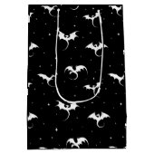 Vliegende draken en sterren op zwarte achtergrond medium cadeauzakje (Achterkant)