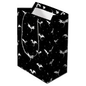 Vliegende draken en sterren op zwarte achtergrond medium cadeauzakje (Achterkant Gekanteld)