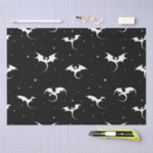 Vliegende draken en sterren op zwarte achtergrond tissuepapier (Craft)