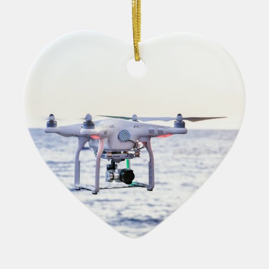 Vliegende drone aan de kust boven zee keramisch ornament (Voorkant)