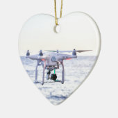 Vliegende drone aan de kust boven zee keramisch ornament (Links)