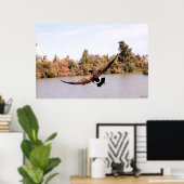 vliegende eend volle spanwijdte over water poster (Thuiskantoor)