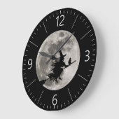 Vliegende heks met een felle maan achter haar grote klok (Hoek)