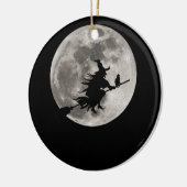 Vliegende heks met een felle maan achter haar keramisch ornament (Links)