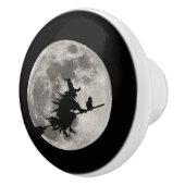 Vliegende heks met een felle maan achter haar keramische knop (Rechts)