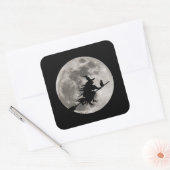 Vliegende heks met een felle maan achter haar vierkante sticker (Envelop)