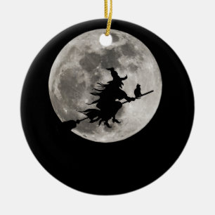 Vliegende heks met een heldere maan achter haar keramisch ornament