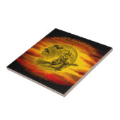 Vliegende heks met zwarte kat, halve nacht tegeltje (Zijkant)