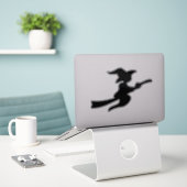 vliegende heks op broomstick silhouette sticker (Laptop op bureau)