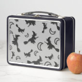 Vliegende heks tussen halve maan bij Halloween nac (In situ)