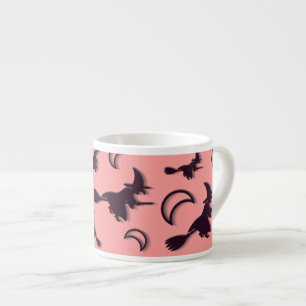 Vliegende heks tussen halve maan bij Halloween nac Espresso Kop