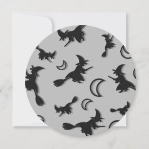 Vliegende heks tussen halve maan bij Halloween nac Feestdagenkaart